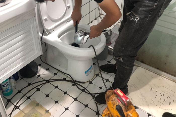 攸县马桶堵塞自己疏通还是找师傅?专业上门服务让你省时更省心